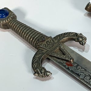 Abrecartas Daga Árabe con Piedra Azul y Vaina Negra - imagen 2