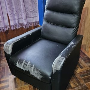 Sillón Reclinable Negro con Desgaste - imagen 2