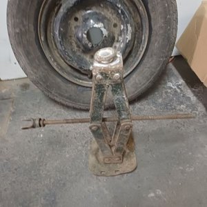 Lote de Herramientas Varias y Rueda de Renault 12 - imagen 4