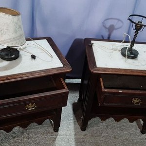 Juego de 2 mesas de luz antiguas con mesada de mármol y herrajes de bronce - imagen 2