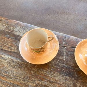 Conjunto de Pocillos de Porcelana con Platillos, Frasco para Café y Salsero de Cerámica - imagen 12