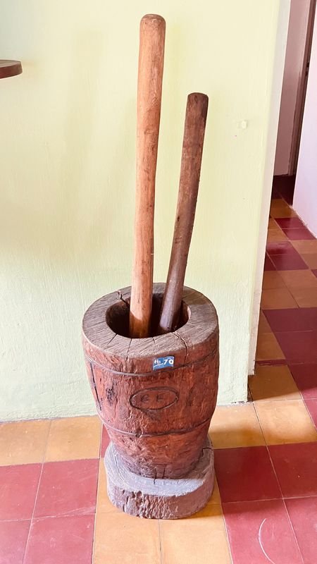 MORTERO RUSTICO TALLADO A MANO CON 2 PILONES