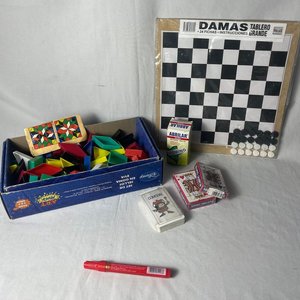 Lote siguiente: Lote de Juegos: Domino, Damas, Cartas y Juego de Armar