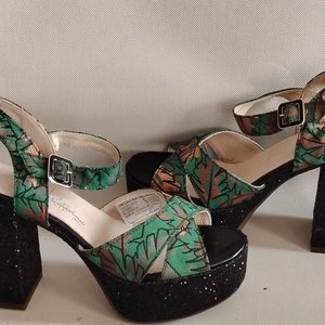 Lote anterior: Sandalias Verdes con Plataforma Brillante y Tela - Industria Uruguaya Talle 38