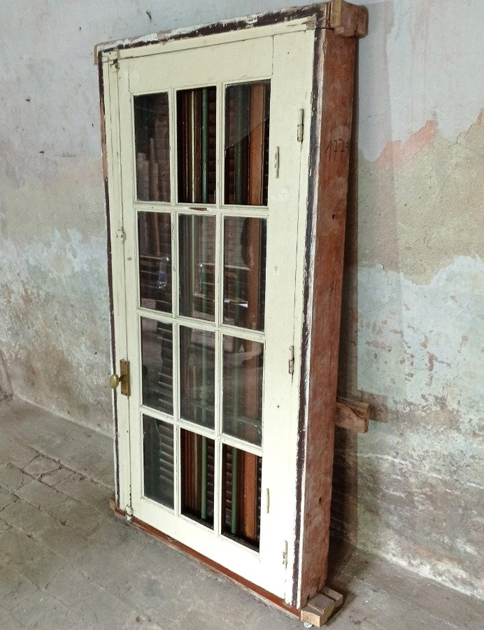 Ventana antigua con hoja batiente y postigos en cedro - imagen 3