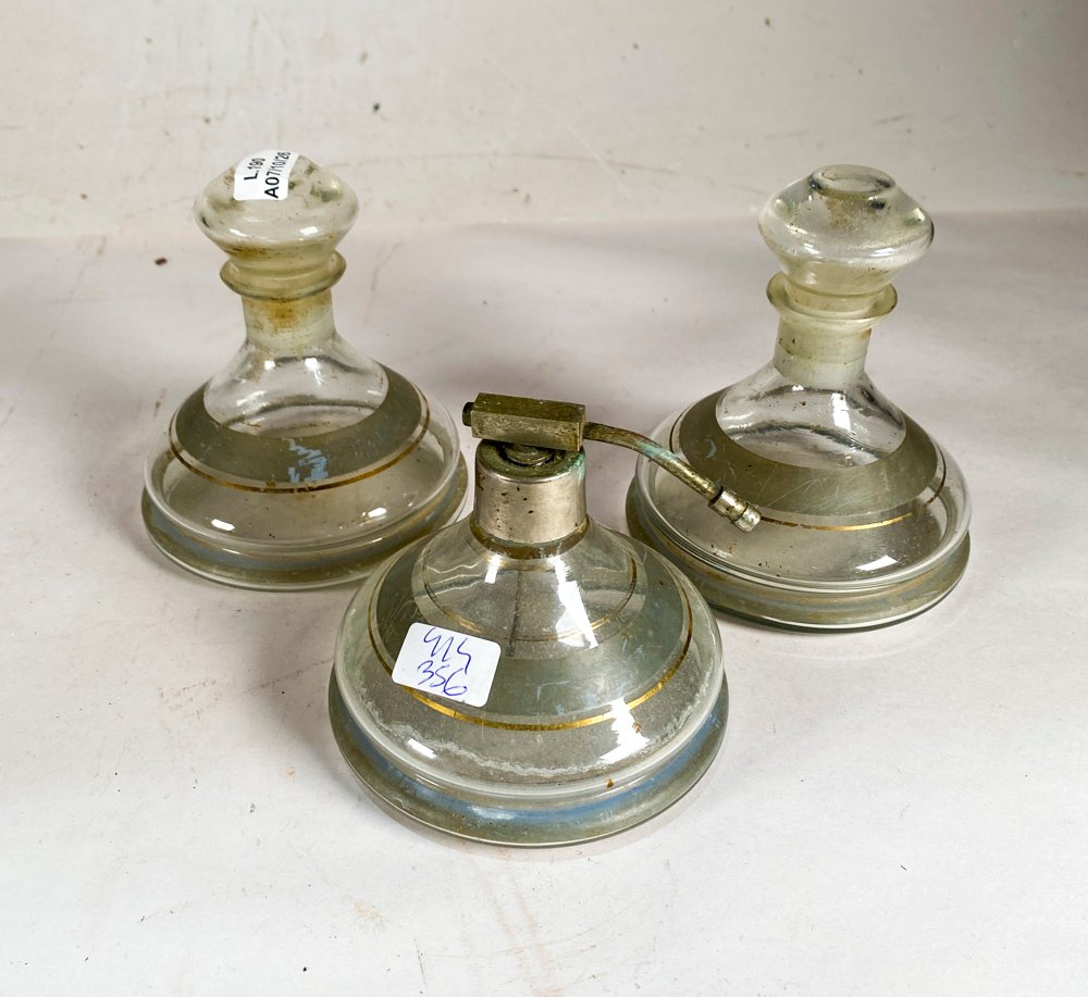 Set de Tres Frascos Perfumeros Vintage con Detalles Dorados