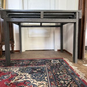 Mesa Rústica de Pallet con Tapa de Vidrio y Estructura Gris - imagen 2