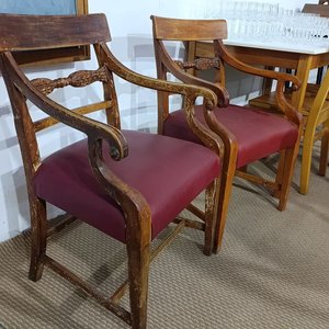 Par de Butacas Estilo Regency Inglés en Madera Maciza Tallada con Tapizado Rojo - imagen 3