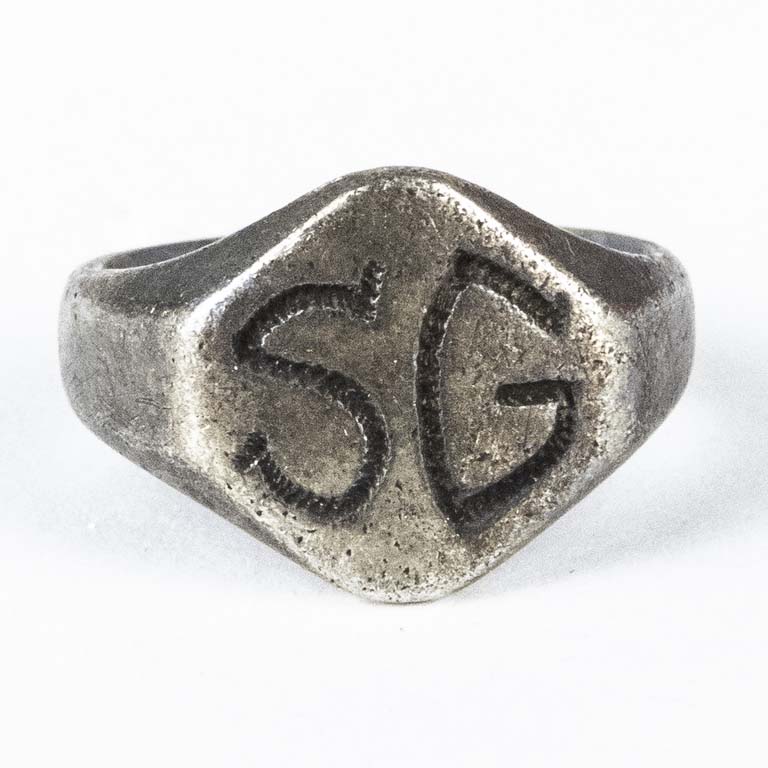 Lote siguiente: Anillo de plata con iniciales SG - Detalles en Español