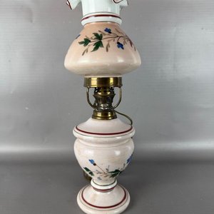 Lámpara de mesa antigua estilo francés en opalina con flores pintadas a mano - imagen 1