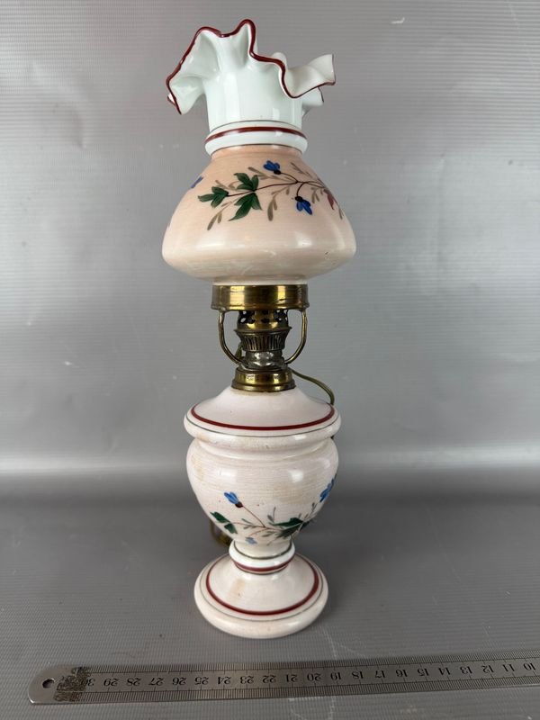 Lámpara de mesa antigua estilo francés en opalina con flores pintadas a mano