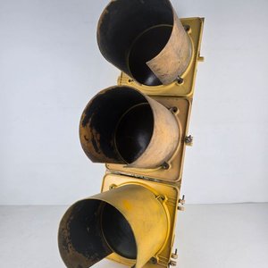 Estructura de Semáforo de Tres Luces Amarillo - imagen 2