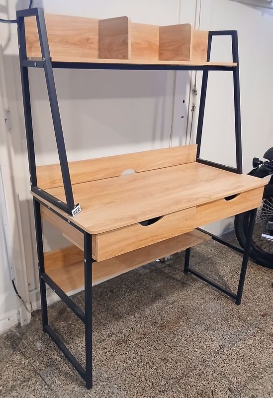 Escritorio Metálico con Estantes de Madera y Cajones