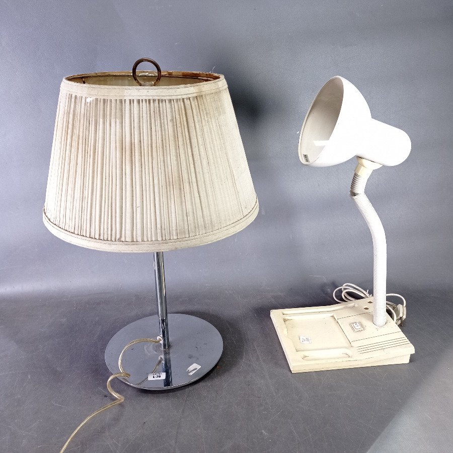 Lote de Dos Lámparas de Mesa: Moderna y Clásica