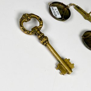 Balanzita de bronce dos platos y destapador llave - imagen 3