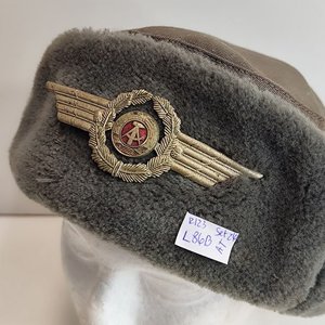 Gorro de Invierno Policía Democrática Alemana Talle 58 con Insignia - imagen 2