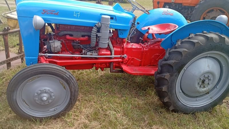 Tractor Ford Vintage con Accesorios - imagen 3