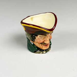 Lote anterior: Jarrita de loza inglesa Royal Doulton, capitan garfio altura 6 cm