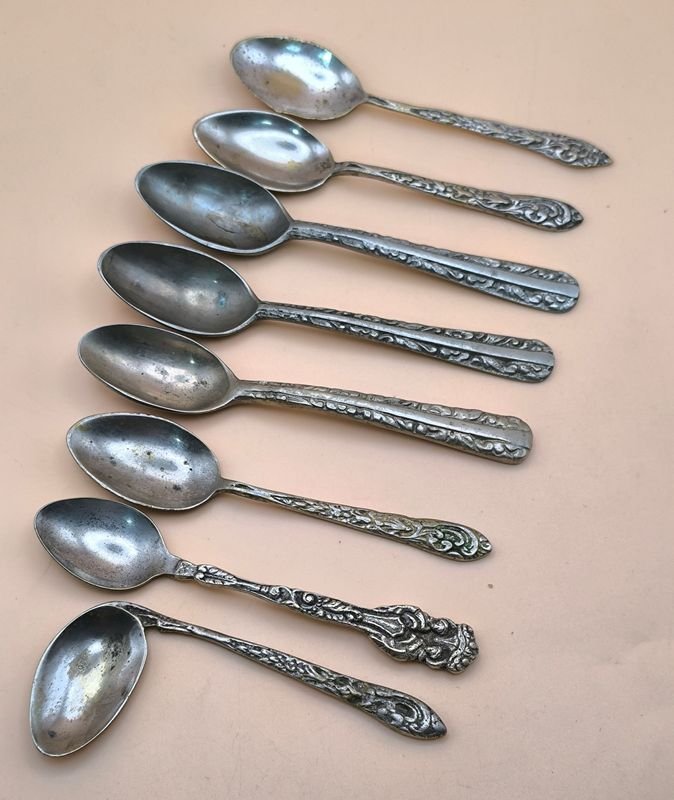 Lote siguiente: Set de 8 cucharas antiguas con diseños en relieve