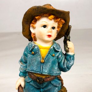 Figura de niño vaquero con arma y base de madera, D'Roma Collection - imagen 3
