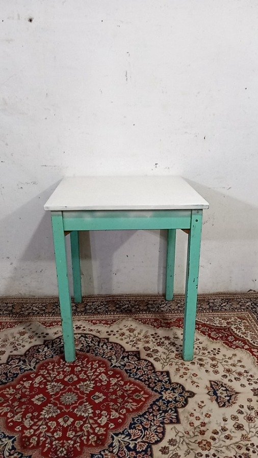 Lote siguiente: Mesa tipo bar cuadrada en madera