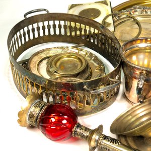 Lote de Metal Vintage: Posafuentes, Candelabro, Bandejas y Más - imagen 2