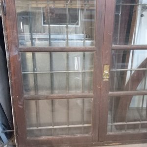 Ventana Antigua de Madera con Vidrio Oscuro, Hierro y Reja - imagen 3