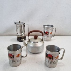 Pava, Cafetera Italiana y Jarras de Metal con Logos - imagen 2