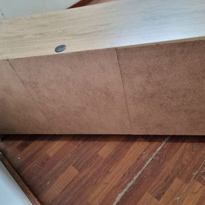 Mueble de arrime bajo en melamina, verde y símil madera, con estantes y puertas - imagen 4