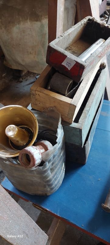 Lote siguiente: Cajas de madera con objetos variados