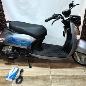 Scooter Eléctrica Tipo Vespa Negra Nueva con Batería de Litio y Cargador - imagen 4