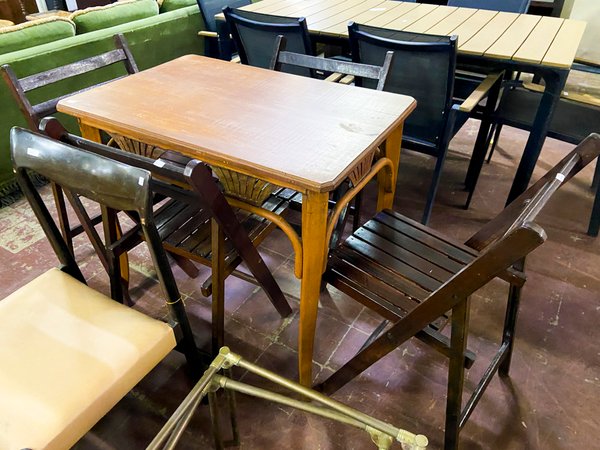 Mesa de Comedor y Sillas de Madera Estilo Rústico