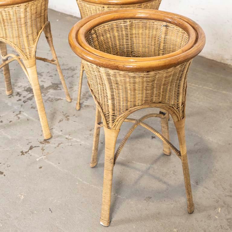 Sillas de jardín en madera y ratán con bases circulares - imagen 2