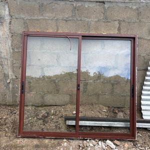 Lote anterior: Ventana corrediza de aluminio marrón 147x135 cm