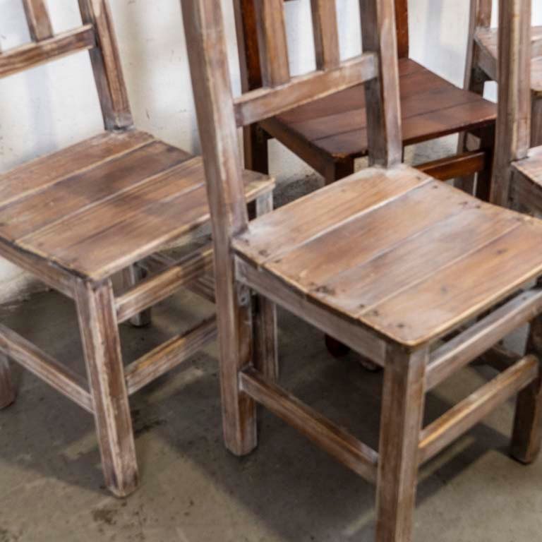 Sillas de madera con diseños únicos y tornillos visibles - imagen 2