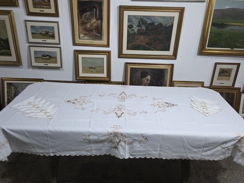 Lote siguiente: Mantel bordado con 12 servilletas de alta calidad