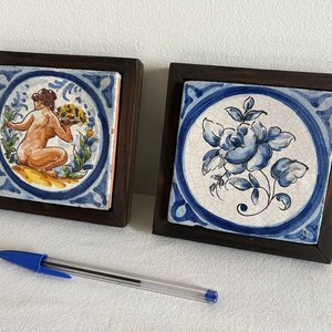 Par de Mayólicas Decorativas con Marco de Madera - imagen 3