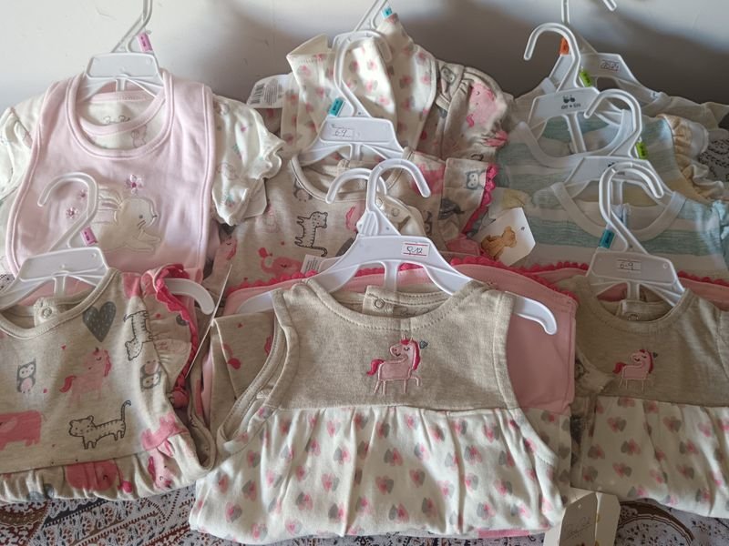 Ropa para bebés: Conjuntos de pantalones, shorts, remeras y baberos - imagen 2