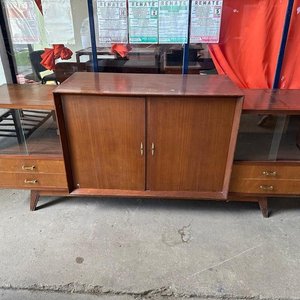 Lote anterior: Mueble Bajo Largo de Madera con Puertas y Cajones