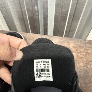 Zapatillas Air Jordan 4 Negras con Detalles Rojos y Blancos - imagen 6