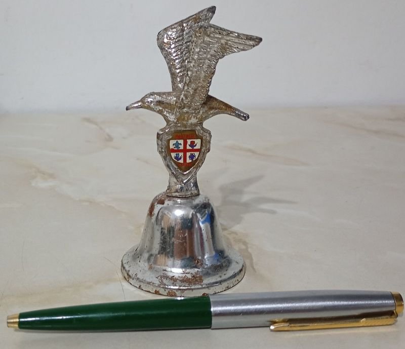 Lote siguiente: Campanilla coleccionable con forma de Gaviota y Escudo de armas