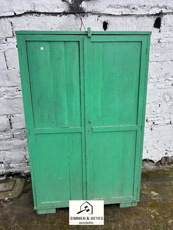 Ropero Antiguo de Madera con Dos Puertas y Detalles Tallados - imagen 1