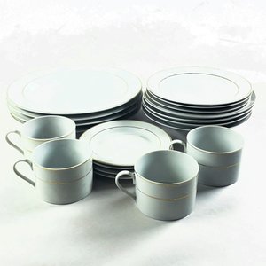 Lote siguiente: Juego de Porcelana Blanca con Borde Dorado: Platos y Tazas