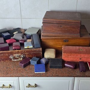 Lote siguiente: Lote de Cajitas y Joyeros Antiguos de Madera y Terciopelo