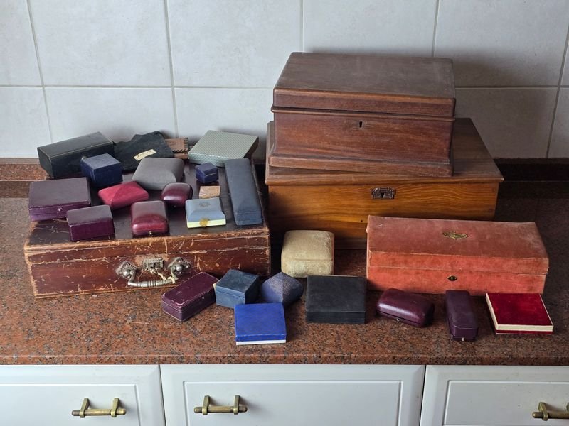 Lote de Cajitas y Joyeros Antiguos de Madera y Terciopelo