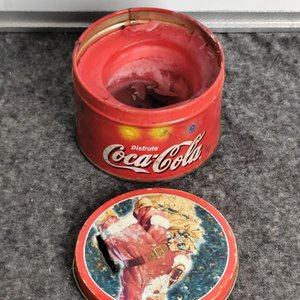 Lata Decorativa Coca-Cola con Vela Aromática Navideña - imagen 2
