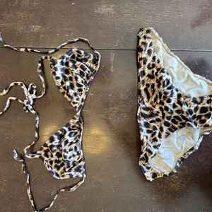 Lote de Trajes de Baño: Entero Azul Speedo, Estampado Naranja/Marrón y Bikini Leopardo - imagen 3