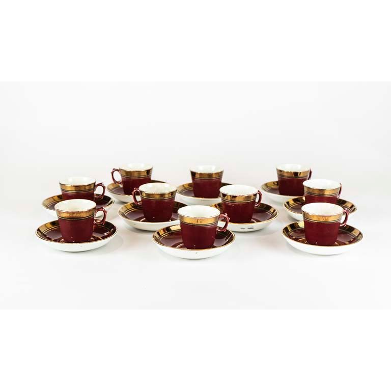 Piezas de loza francesa - Tazas y tazones rojos con adornos dorados