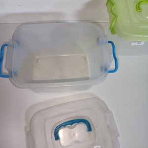 Dos Cajas Organizadoras Plásticas Transparentes con Tapas de Colores - imagen 3