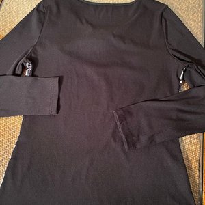 Remera Negra con Hebilla y Estampado Geométrico Talle M - imagen 2